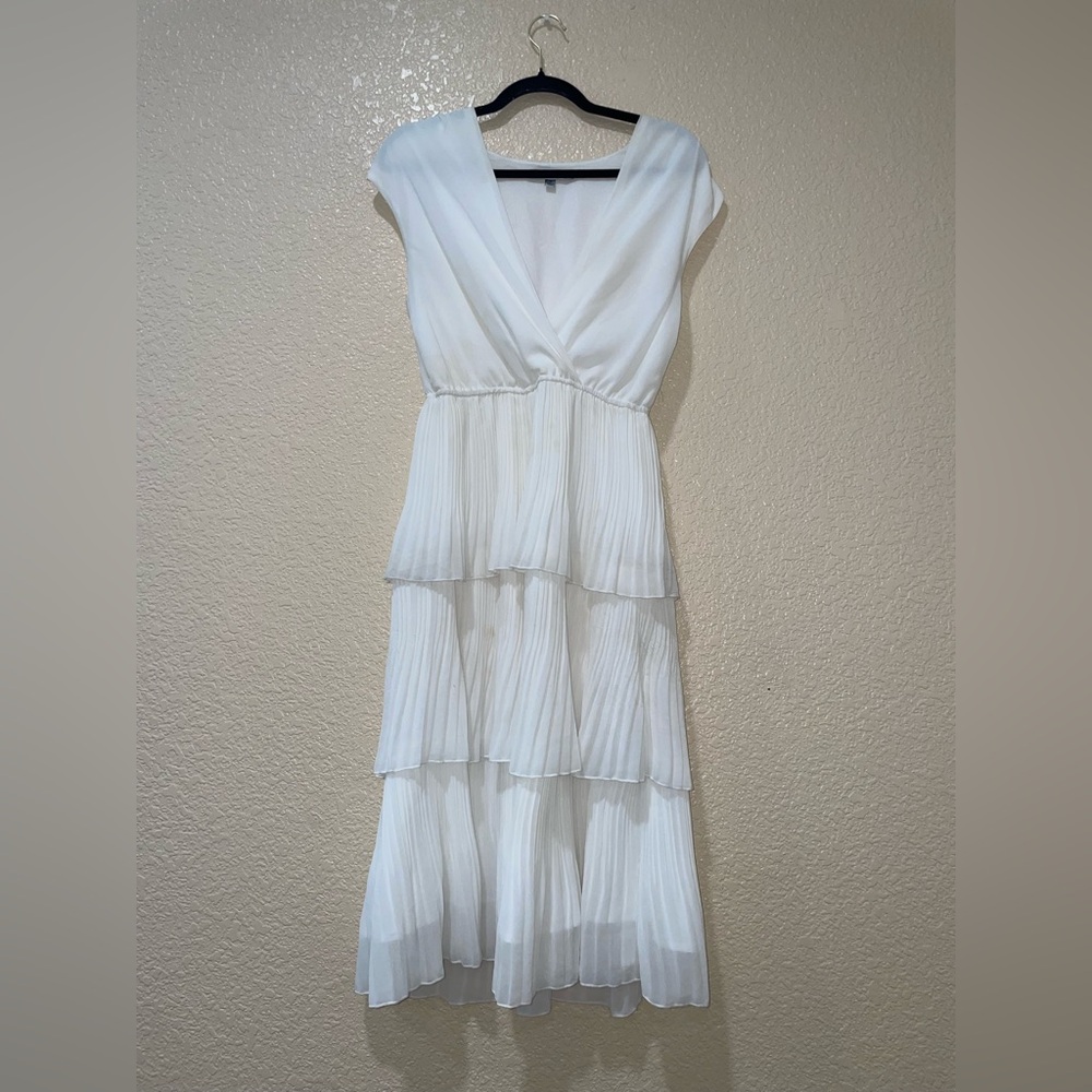 Elegant White Sleeveless Dress